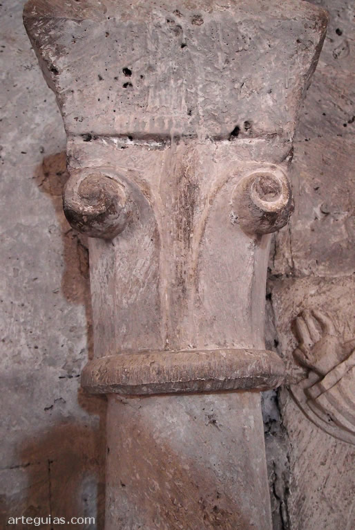 Capitel románico del interior del ábside