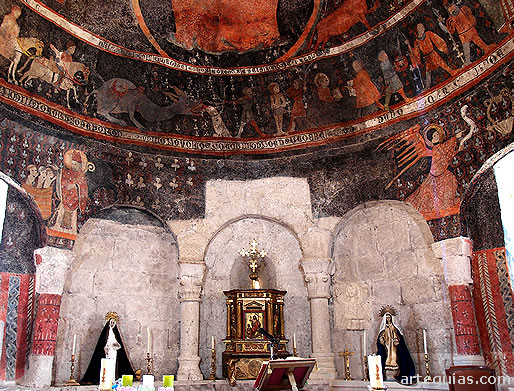 Arquería ciega del ábside y parte de las pintutas de la iglesia de Santa Marina