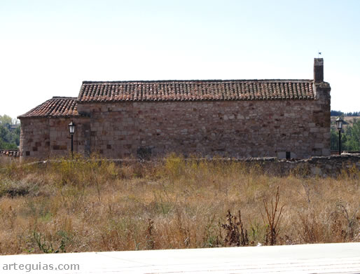 Iglesia de Santiago de los Caballeros, Zamora vista desde el norte, en plano campo