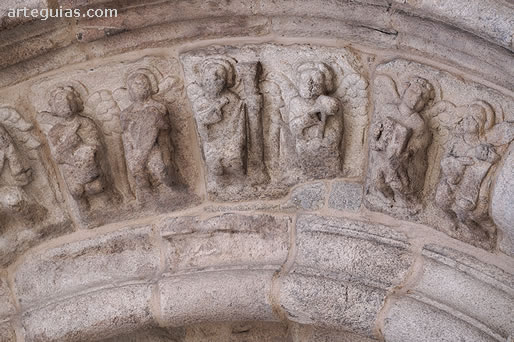 Arquivolta con &aacute;ngeles con los instrumentos de la Pasi&oacute;n