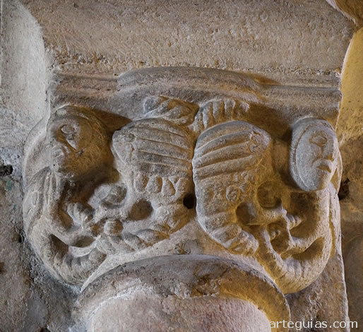 Capitel interior con arp&iacute;as