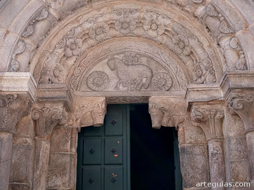 T&iacute;mpano, mochetas y columnas de la puerta septentrional