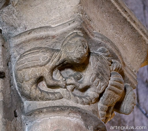 Bestiario representado en un capitel del interior de la iglesia