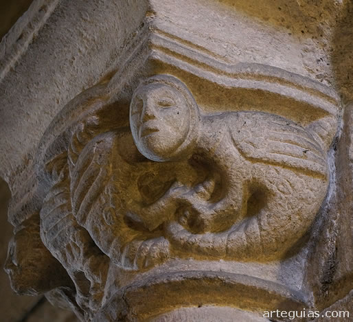 Otro capitel con arp&iacute;as dentro de la iglesia coru&ntilde;esa de Santiago