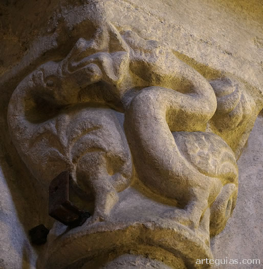 En el interior de la iglesia de Santiago hay capiteles con animales