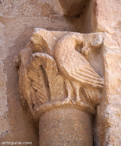Capitel con aves en el &aacute;bside septentrional
