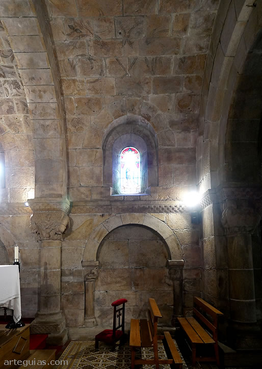 Muro lateral y b&oacute;veda de medio ca&ntilde;&oacute;n de la cabecera