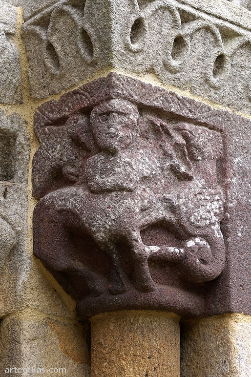 Capitel de la puerta norte: ave, centauro y basilisco