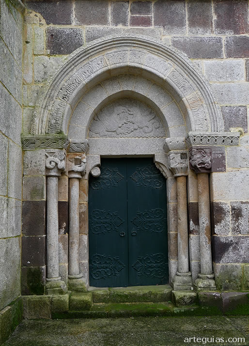 Iglesia de S&atilde;o Crist&oacute;v&atilde;o de Rio Mau, Portugal : puerta norte