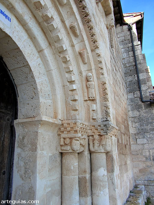 Arquivoltas y columnas de la puerta de la iglesia