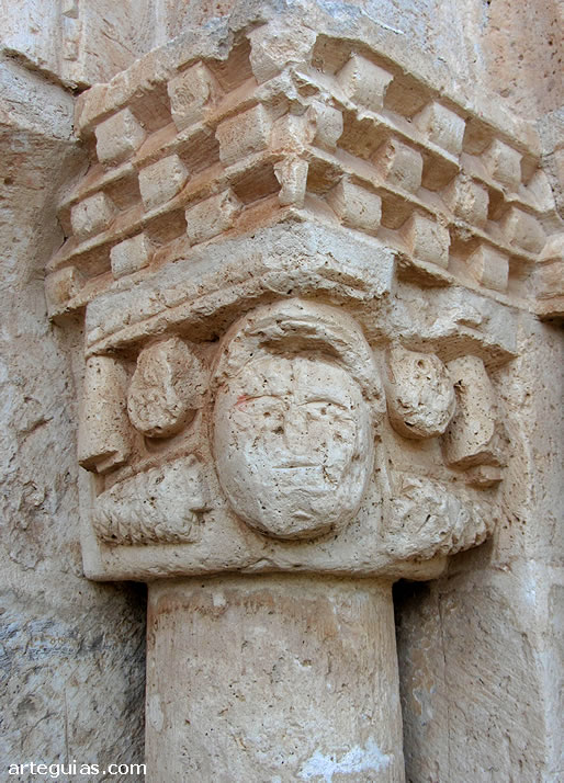 Iglesia de Susinos del P&aacute;ramo: capitel de la puerta rom&aacute;nica