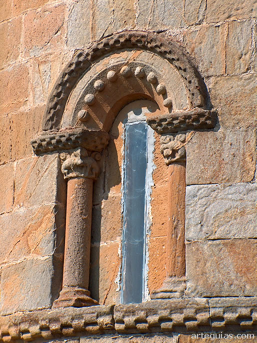 Ventanal central del ábside