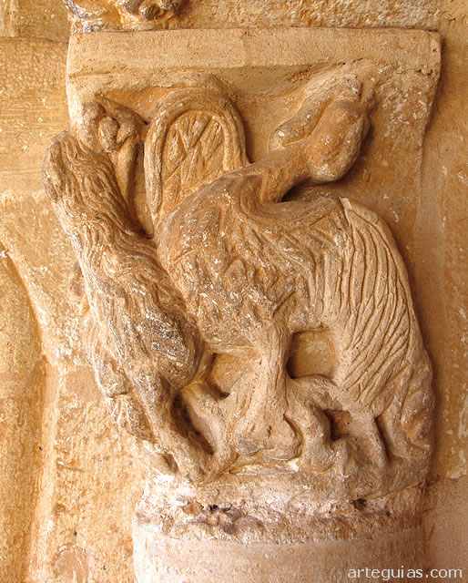 Arp&iacute;a esculpida en la portada de la iglesia de Torreandaluz