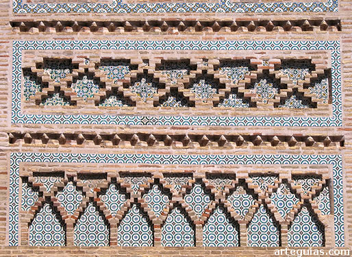 Detalle de la decoración de la torre en su cuerpo inferior