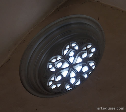 Otro rosetón visto desde el interior de la iglesia