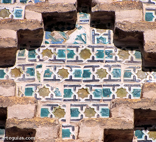 Azulejos de cerámica vidriada de colores azul,, verde, blanco y melado