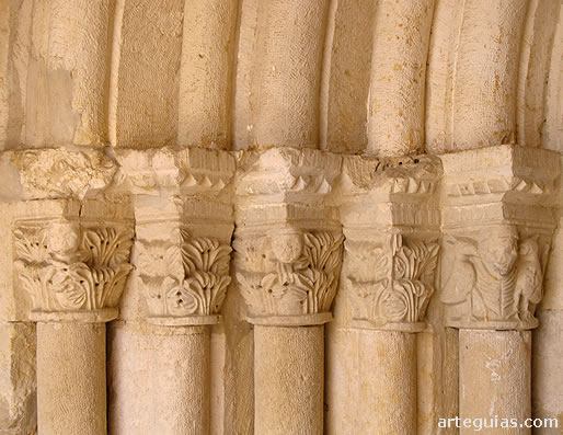 Capiteles de la puerta románica