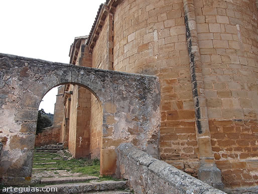 Acceso al atrio de la iglesia de Valdege&ntilde;a