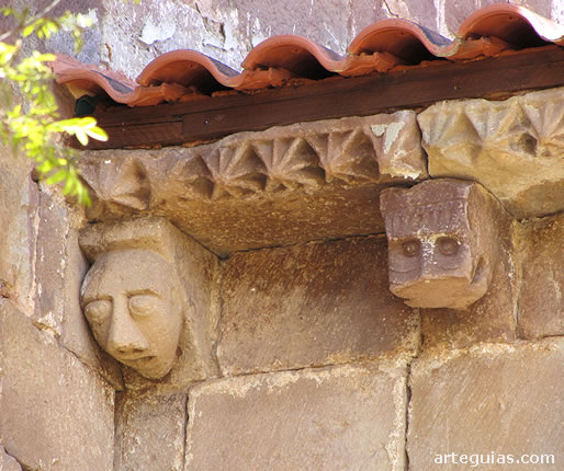Iglesia burgalesa de Valmala: dos canecillos en el presbiterio