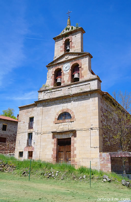 Fachada principal y espadaña de la iglesia moderna de Valmala