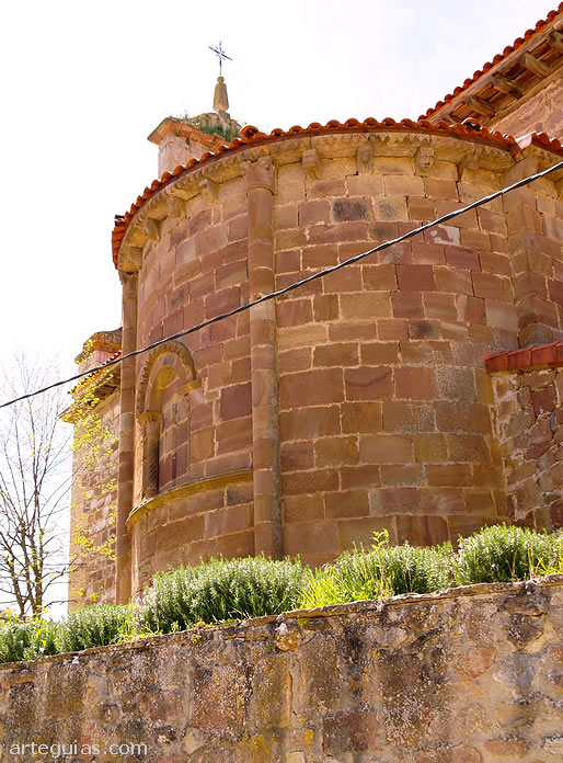 Ábside de la iglesia de Valmala desde el nordeste