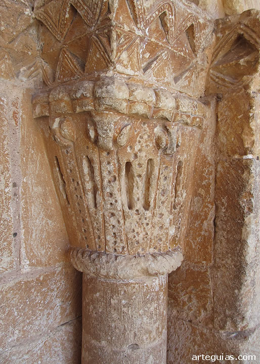 Capitele de esta puerta