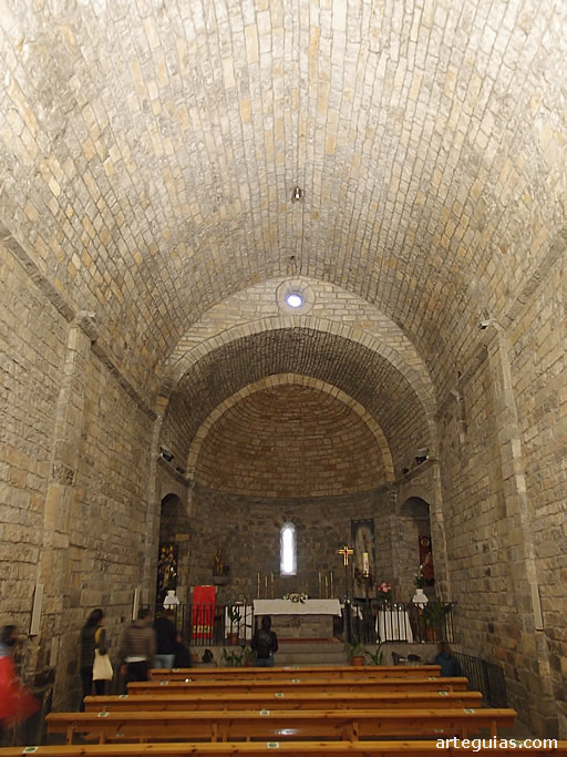 Interior de la nave y la cabecera de la iglesia de Santa Mar&iacute;a de A&iacute;nsa