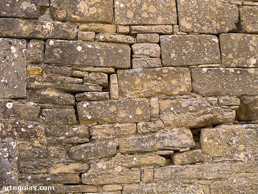 Muro con sillares reaprovechados