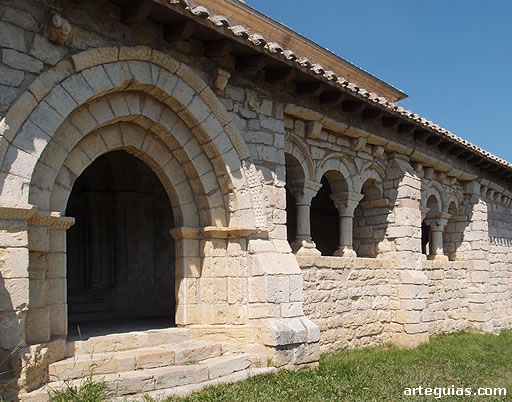Galer&iacute;a porticada de la iglesia navarra de Eusa