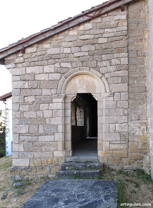 Muro este del p&oacute;rtico con la entrada lateral