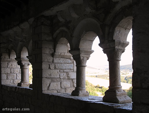 Iglesia de Eusa. Interior de la galer&iacute;a porticada