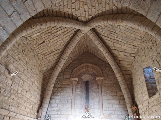 Interior de la cabecera de la iglesia de Eusa, Navarra. B&oacute;veda de crucer&iacute;a muy irregular