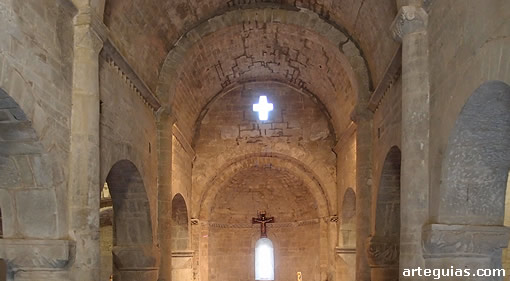 Iglesia de Luz&aacute;s: interior de la nave central