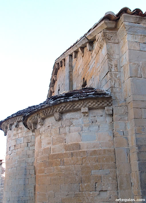 Iglesia de Luz&aacute;s: cabecera de tres &aacute;bsides de siller&iacute;a y cornisa con taqueado jaqu&eacute;s