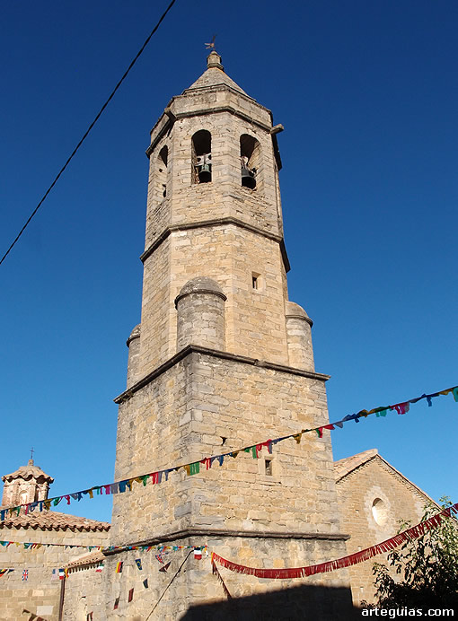 Torre campanario de la iglesia de Luz&aacute;s
