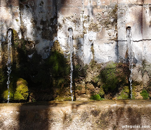 Fuente junto a la iglesia