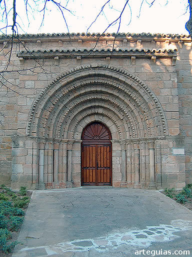 La puerta, por su tama&ntilde;o , contrasta con las menguadas dimesniones de este templo rom&aacute;nico