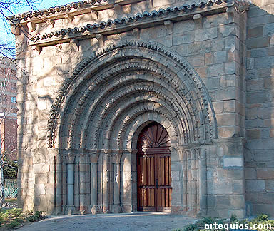 Monumental portada situada en el muro meridional