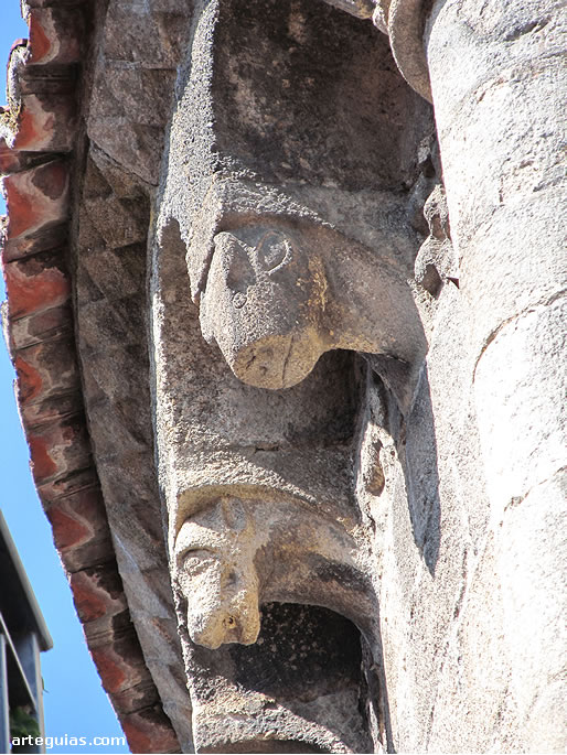 Canecillos y metopas de la cabecara. Iglesia de San Juan de Ribadavia, Ourense