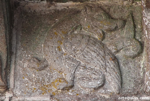 Drag&oacute;n en una metopa. Puerta oeste