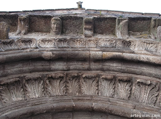 Arquivoltas y tejaroz de la puerta oeste