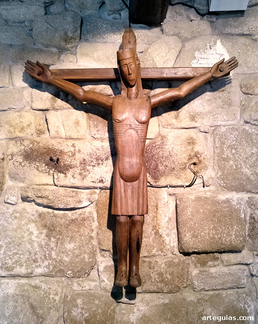 Imagen de madera de un Cristo románico