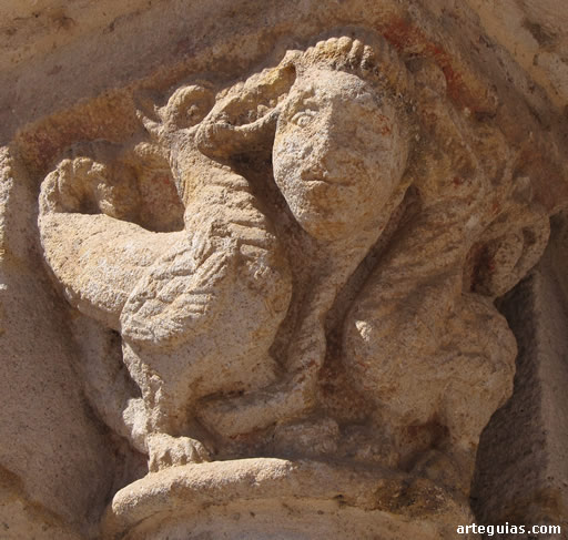 Capitel con cabeza humana  y dos dragones
