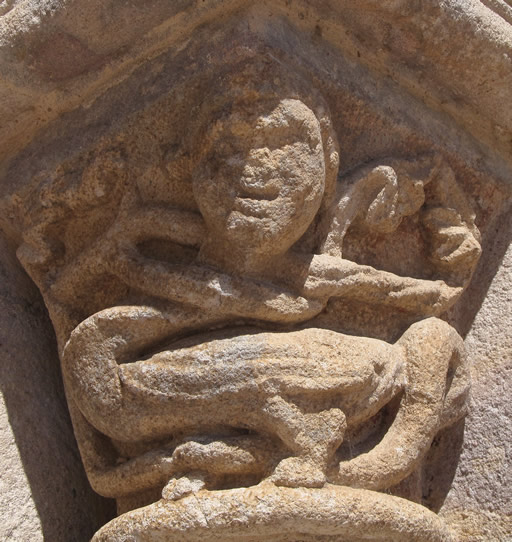 Capitel con una arp&iacute;a