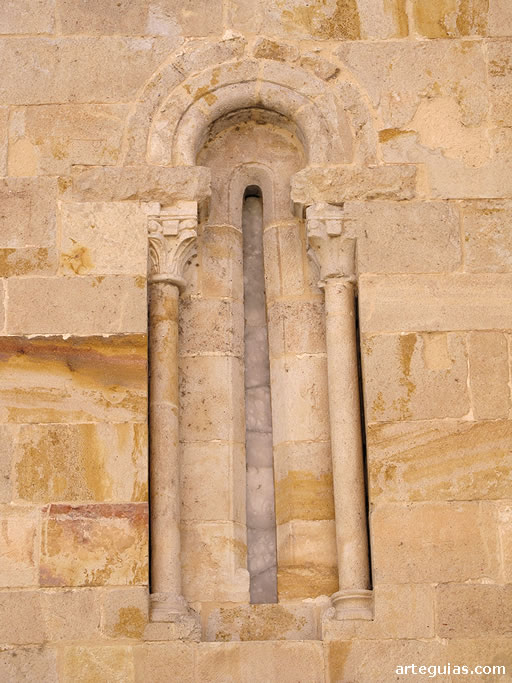 Ventanal del muro norte del presbiterio