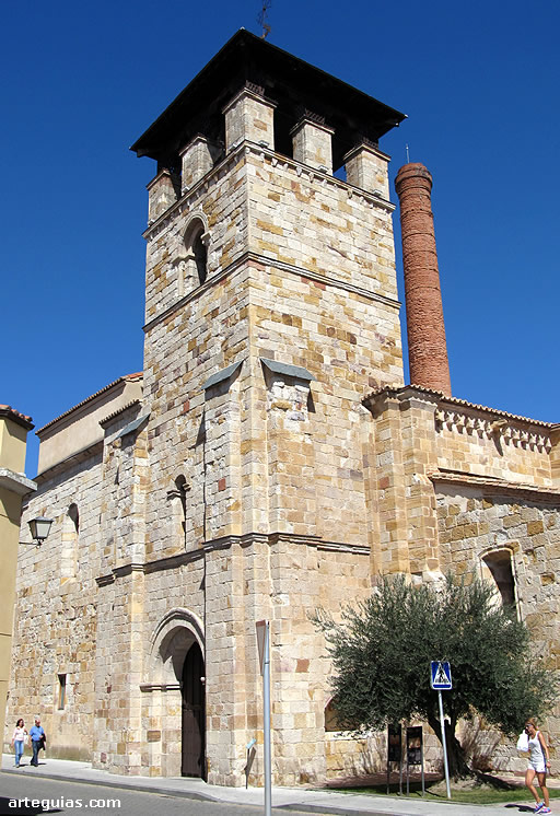 Iglesia de Santa Mar&iacute;a de la Horta: campanario adosado al imafronte