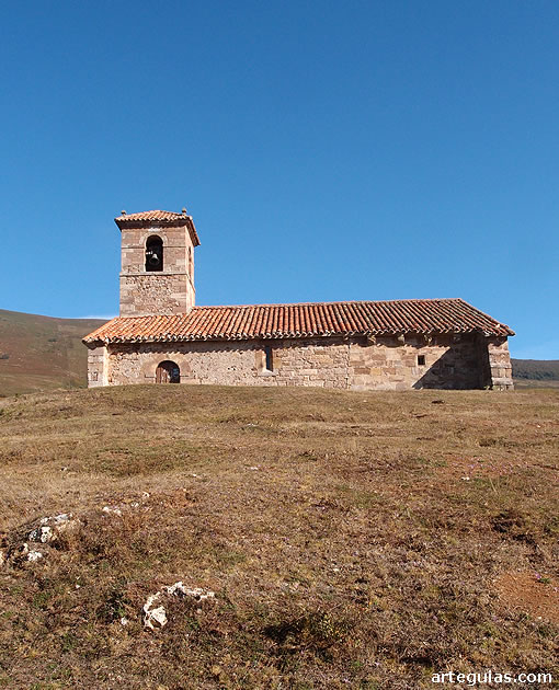 Aspecto sencillo y rural de la iglesia de Santa Olalla de La Loma,