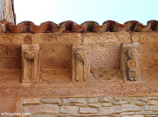 Canecillos y metopas del alero exterior