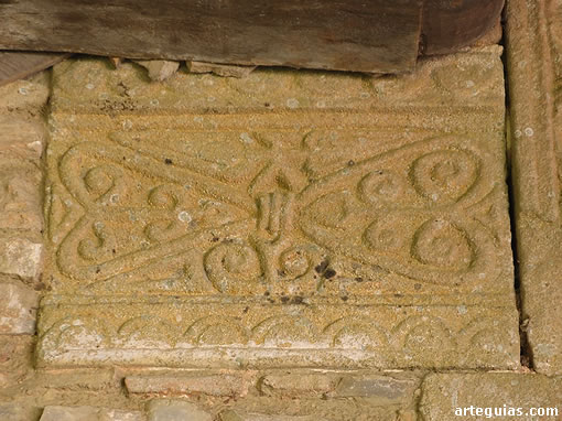Relieves en el muro sur
