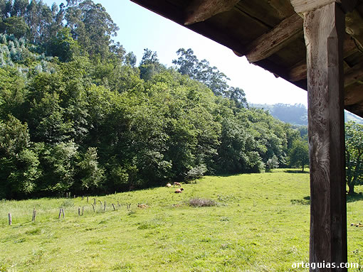 Paisaje que se ve desde el muro meridional de la iglesia de San Andr&eacute;s de Valdeb&aacute;rcena